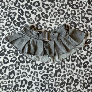 Grey belt buckle mini skort